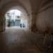 Una volta entrati nel palazzo ci ritroviamo in un androne coperto da una volta a crociera che conduce a un grande arco ogivale